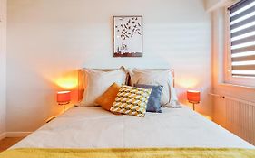 AlsaceTime, Parking privé gratuit, TRAM WIFI, Fibre Orange, TV 4K, TV chambre, espace de travail